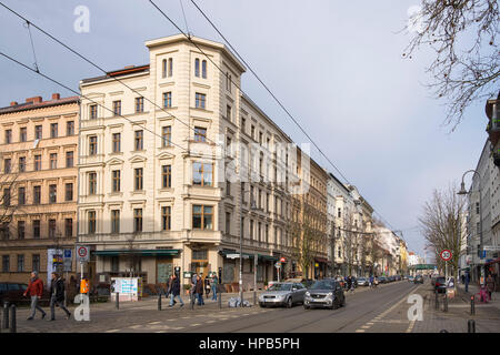 Blick entlang der gentrifizierten Katanienallee in Prenzlauer Berg, Berlin, Deutschland Stockfoto