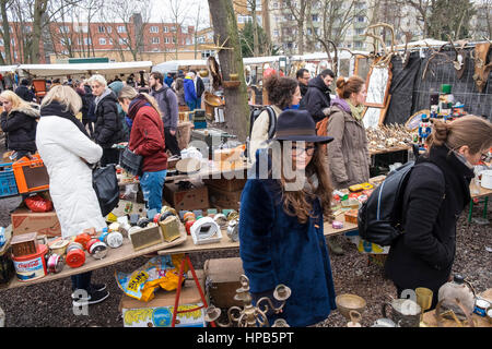 Besucher surfen Second-Hand Ware am Sonntagsmarkt in Mauer Park im Prenzlauer Berg in Berlin, Deutschland Stockfoto