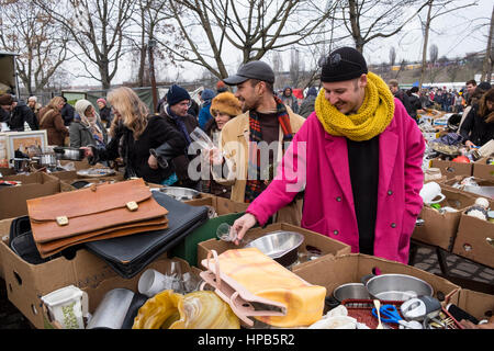 Besucher surfen Second-Hand Ware am Sonntagsmarkt in Mauer Park im Prenzlauer Berg in Berlin, Deutschland Stockfoto