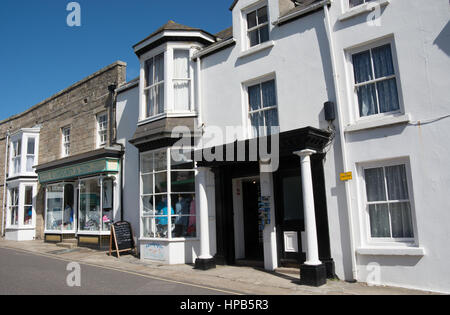 Geschäfte in der Hugh Street die wichtigste Einkaufsstraße in Hugh Town am St Mary's, Isle of Scilly Stockfoto