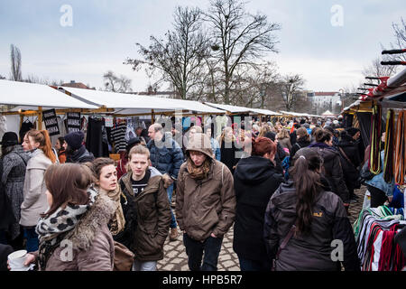 Besucher surfen Second-Hand Ware am Sonntagsmarkt in Mauer Park im Prenzlauer Berg in Berlin, Deutschland Stockfoto