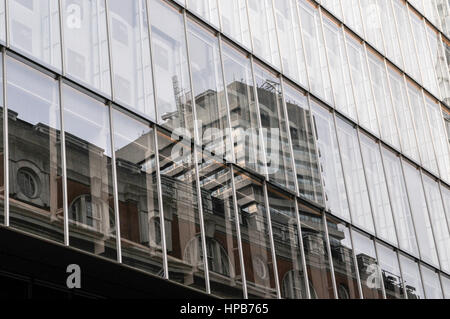 high-Rise Bürohaus betrachtet von unten nach oben vom Boden Stockfoto