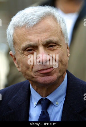 Schauspieler Robert Blake verlassen Los Angeles Superior Court in Van Nuys, Kalifornien auf Dienstag, 3. Februar 2004. Blake ist mit seiner Frau, Bonny Lee Bakley 44, zum Tode zu schießen, da saß sie in einem Auto vor einem Restaurant, wo die beiden Abendessen im Jahr 2001 gerade hatte, geladen. Foto von Francis Specker Stockfoto