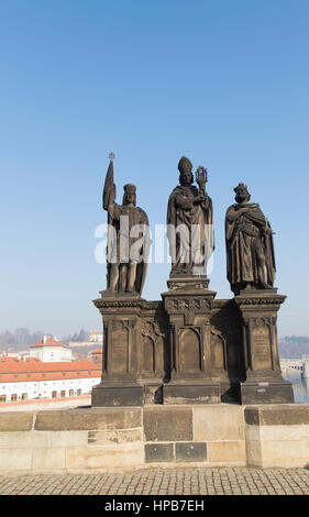 Statuen von Heiligen Norbert, Wenzel und Sigismund auf Charles Bbridge in Prag Tschechische Republik Stockfoto