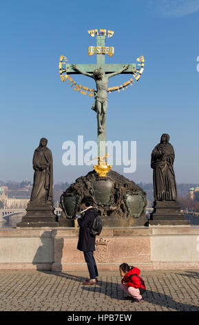 Das Kruzifix und Golgatha auf der Karlsbrücke in Prag Tschechische Republik Stockfoto