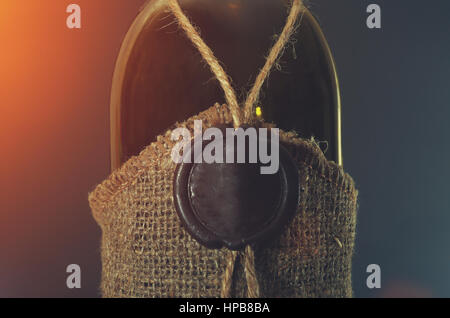 Flasche Rotwein hautnah. Flasche mit alten Label. Retro-Siegellack Stempel auf Weinflasche. Weingut Hintergrund mit Linseneffekt. Retro-Bavarages Hinterg Stockfoto