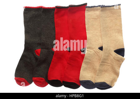 Socken, isoliert auf weißem Hintergrund. Farbe Socken hautnah. Rot schwarz weiße Socken. Stockfoto