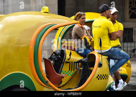 Coco Taxis Havanna Vieja Stockfoto