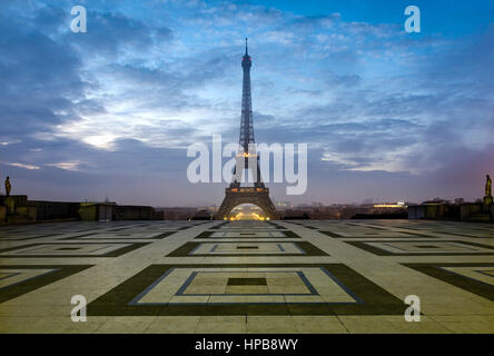 Paris Tour Eiffel von Trocadero in der Morgendämmerung Stockfoto