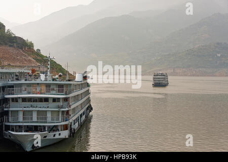 Flusskreuzfahrt Schiff an einem dunstigen Morgen, andere Kreuzfahrtschiffe ankern. Stockfoto