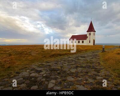 Isolierte Kirche in Hellnar, Island. Stockfoto