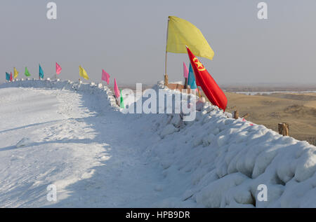 Markierungsfahnen auf Begrenzung der Kunstschnee am Nordhang der Sanddüne, Ningxia, China Stockfoto