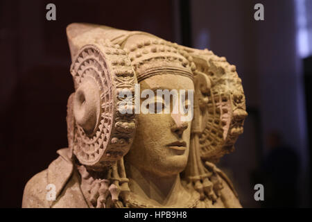 Dame von Elche. Begräbnis-Urne. 4. Jh.V.Chr. Von l'Alcudia. Iberische Skulptur. Frau trägt einen komplexen Kopfschmuck und Rad-ähnliche Großspulen. Stockfoto