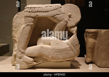 Iberische Quadern. Osuna Gruppe B. gefallenen iberischen Krieger halten eine Caetra (Schild). Kalkstein. Frühen 1. Jahrhundert V.Chr. Osuna (Sevilla). Spanien. Stockfoto