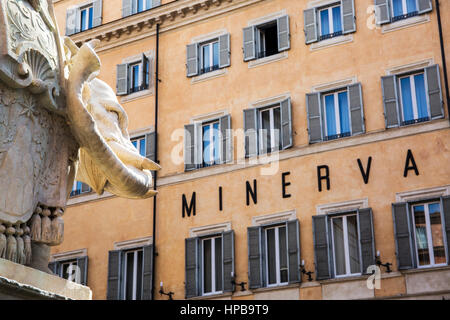 Berninis "Little Elephant" in Piazza della Minerva mit The Grand Hotel Minerva in den Hintergrund, Rom, Latium, Italien, Europa Stockfoto