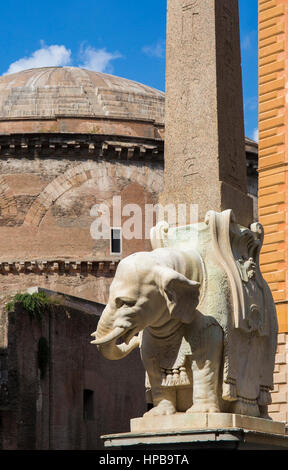 Berninis "Little Elephant" in Piazza della Minerva mit Pantheon im Hintergrund, Rom, Latium, Italien, Europa Stockfoto