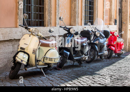 Geparkt, Roller und Vespas in Rom, Lazio, Italien, Europa Stockfoto