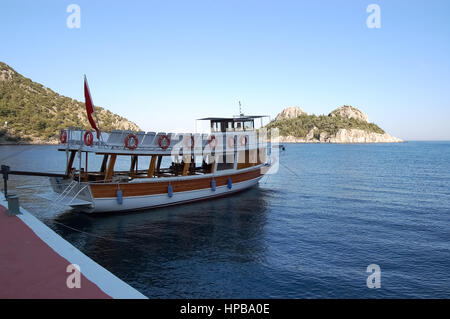 Ausflugsboot in der Nähe der Anlegestelle am Ufer der blauen Lagune in der Ägäis in der Türkei. Stockfoto