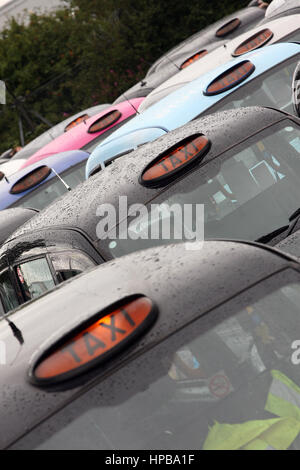 Taxis blieb, in der Nähe von Manchester Flughafen geparkten, wie ihre Fahrer streiken. Stockfoto