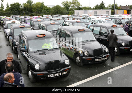 Taxis blieb, in der Nähe von Manchester Flughafen geparkten, wie ihre Fahrer streiken. Stockfoto