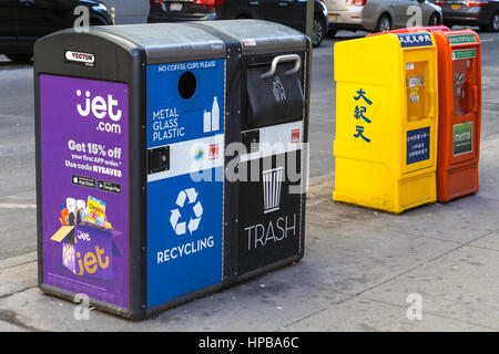 Solar-angetriebene smart recycling und Abfall Walzen auf einer Straße in New York City eingesetzt. Stockfoto