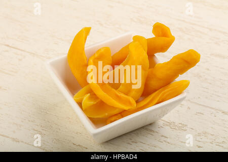 Trockenen Mango Chips Haufen in der Schüssel Stockfoto