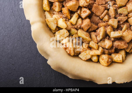 Rohe hausgemachter Apfelkuchen auf schwarzem Stein Stockfoto