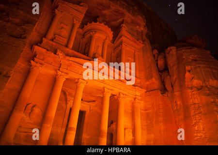 Das Schatzamt in Petra bei Nacht. Jordanien Stockfoto