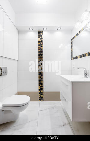 Badezimmer mit rechteckigen Keramikfliesen an Wänden, elektronischer