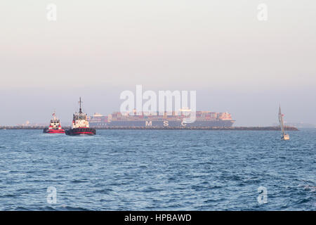 Schlepper zurückkehren aus eskortieren einen Msc-Container-Schiff aus dem Hafen Stockfoto