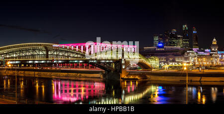 Nacht-Winterpanorama von der Moskwa-Ufer: Fußgängerbrücke Bogdan Khmelnitsky, Kiyevskaya Bahnhof, Stadt Moskau, Radisson Slavyans Stockfoto