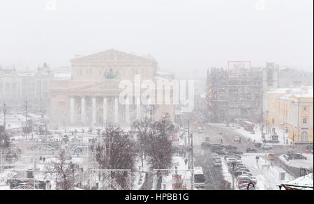 Bolschoi-Theater, Panorama erhöhte Ansicht im starken Schneesturm. Moskau, Russland. Stockfoto