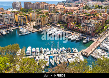 Panoramablick auf Hafen de Fontvieille im Fürstentum Monaco. Côte d ' Azur. Bunte Bucht mit viel Luxus-Yachten und Hochhauswohnung comp Stockfoto