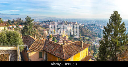 Herbst Panorama der Altstadt Bergamo (Citta Alta), Lombardei, Italien. Blick vom Hügel von San Vigilio Stockfoto