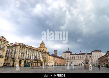 TURIN, Italien - 14. Juni 2016: Piazza Castello, einem Stadtplatz in Turin. Es ist mit Museen, Theatern und Cafés gesäumt. Der königliche Palast von Turin auf der Stockfoto