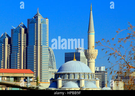 Tokyo Camii Shinjuku Wolkenkratzer Hintergrund Shibuya Tokio Japan Stockfoto