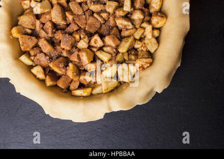 Rohe hausgemachter Apfelkuchen auf schwarzem Stein Stockfoto