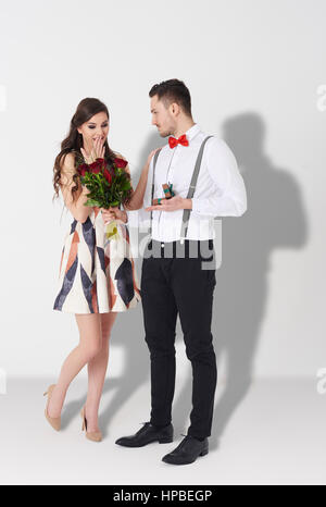 Seitenansicht der junge Mann die junge Frau Strauß Rosen Stockfoto