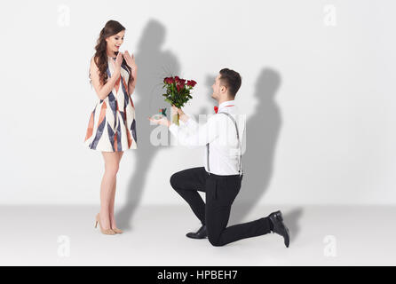 Junger Mann überraschend Frau mit engagement Stockfoto