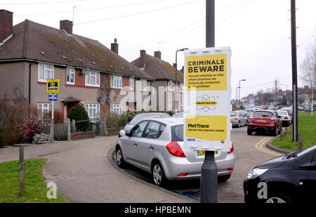 Martern, größere London UK - Verbrecher Vorsicht Metropolitan Police bemerken im Residenial Bereich der Egge melden Sie dem Gelände durch Smartwater Ph geschützt werden Stockfoto