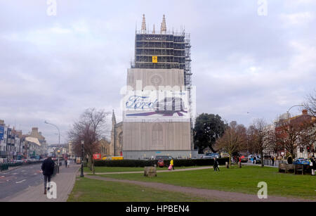 St. Peterskirche in Brighton mit großen Ford Autowerbung Horten Stockfoto