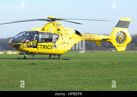 Eurocopter EC 135 Hubschrauber verwendet für Strom Stromversorgung Überprüfung durch Western Power Distribution WPD in UK Stockfoto