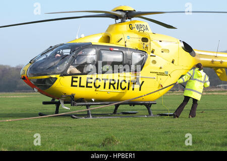 Eurocopter EC 135 Hubschrauber verwendet für Strom Stromversorgung Überprüfung durch Western Power Distribution WPD in UK wird betankt Stockfoto