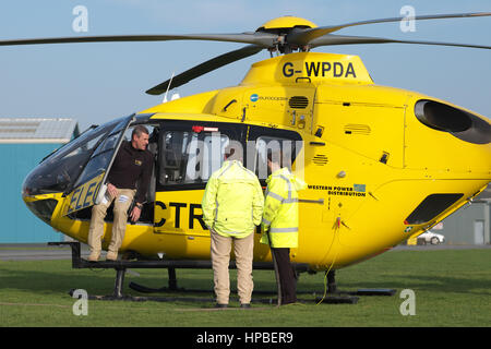 Eurocopter EC 135 Hubschrauber verwendet für Strom Stromversorgung Überprüfung durch Western Power Distribution WPD in UK wird betankt Stockfoto