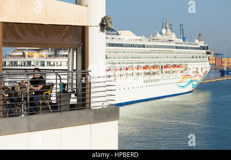 Kreuzfahrtschiff Norwegian Spirit in Las Palmas auf Gran Canaria, Kanarische Inseln, Spanien. Blick vom Einkaufszentrum Centro Comercial El Muelle. Stockfoto