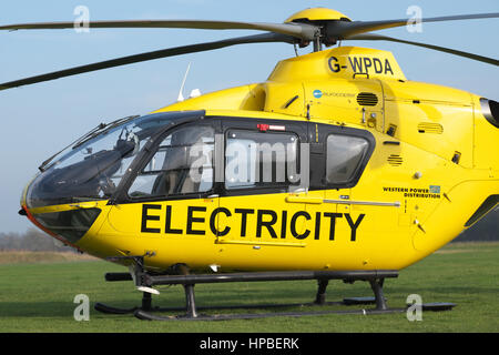 Eurocopter EC 135 Hubschrauber verwendet für Strom Stromversorgung Überprüfung durch Western Power Distribution WPD in UK Stockfoto