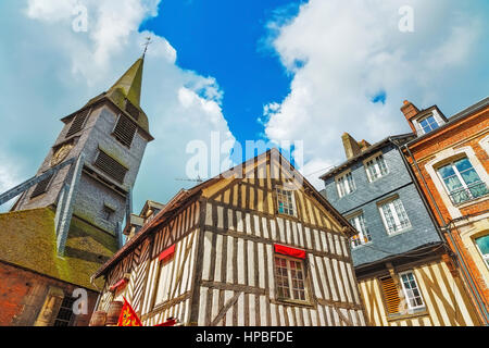 Alte traditionelle halbe Fachwerkhaus Holzfassaden und Kirche in Honfleur. Normandie, Frankreich, Europa. Stockfoto