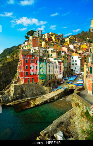 Riomaggiore Dorf auf Klippe Felsen und Meer bei Sonnenuntergang, Seelandschaft in Cinque Terre Nationalpark Cinque Terre, Ligurien Italien Europa. Langzeitbelichtung Stockfoto