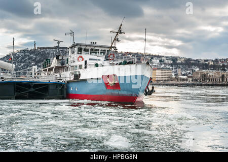 Eisbrecher Schiff auf der Donau, Budapest Ungarn Stockfoto