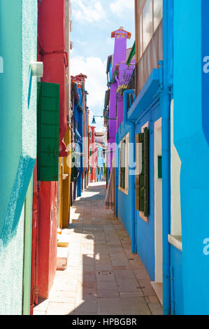 Blick auf die schmale Straße in Burano, Italien Stockfoto